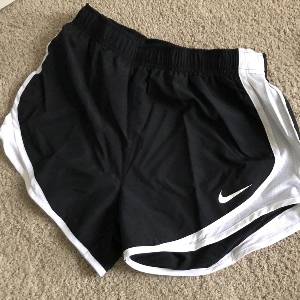 Women’s black and white nike shorts NEW